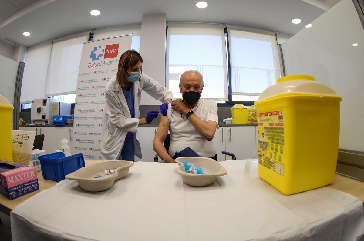 Un hombre se vacuna de la gripe y el Covid-19 este lunes en Madrid.
