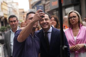 El candidato a la Junta de Andalucía del PP, Juanma Moreno, durante una visita a La Línea. 