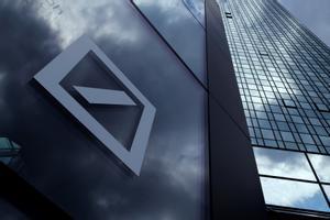 Logo de Deutsche Bank en Frankfurt.