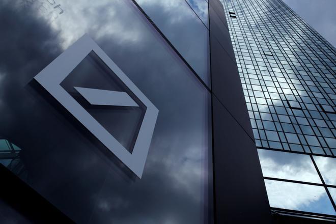 Logo de Deutsche Bank en Frankfurt.