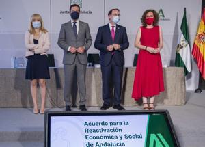 El presidente de la Junta de Andalucía, Juanma Moreno (2i), presidente de la CEA, Javier González de Lara, y las secretarias generales de UGT-A, Carmen Castilla (1i), y CCOO-A, Nuria López (2d), en una fotografía de archivo.