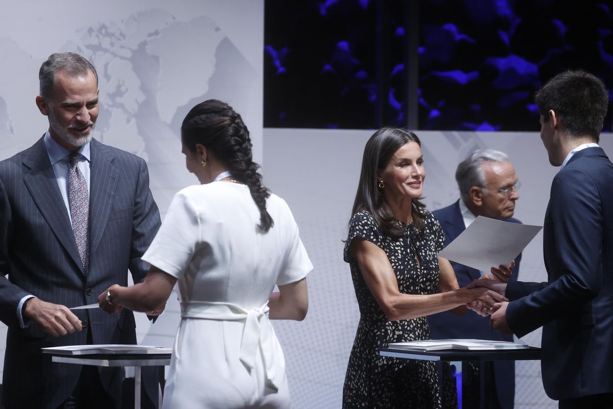 Los Reyes hacen entrega de las becas de la Fundación La Caixa. Los Reyes hacen entrega de las becas de la Fundación La Caixa.