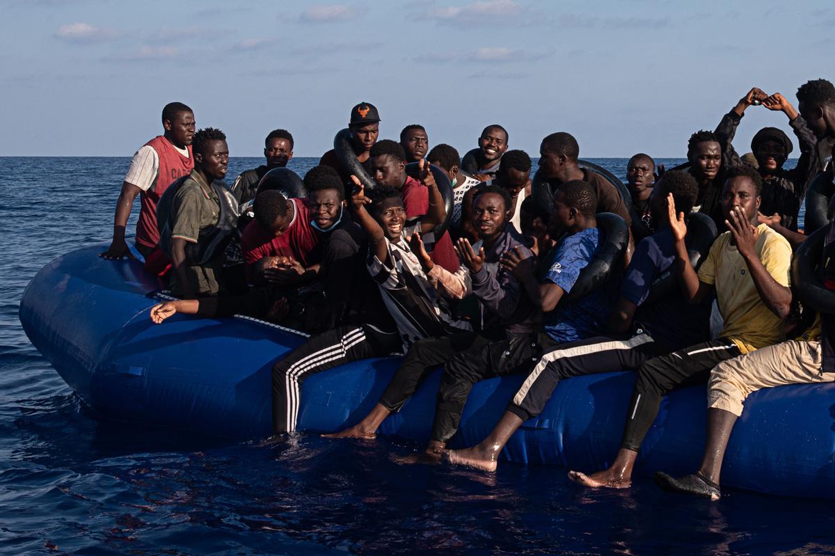 Archivo - Un grupo de migrantes en un bote cerca de las costas de Libia.