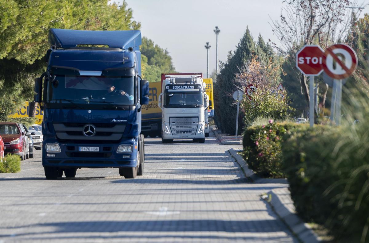 Varios camiones circulan por una carretera en Madrid