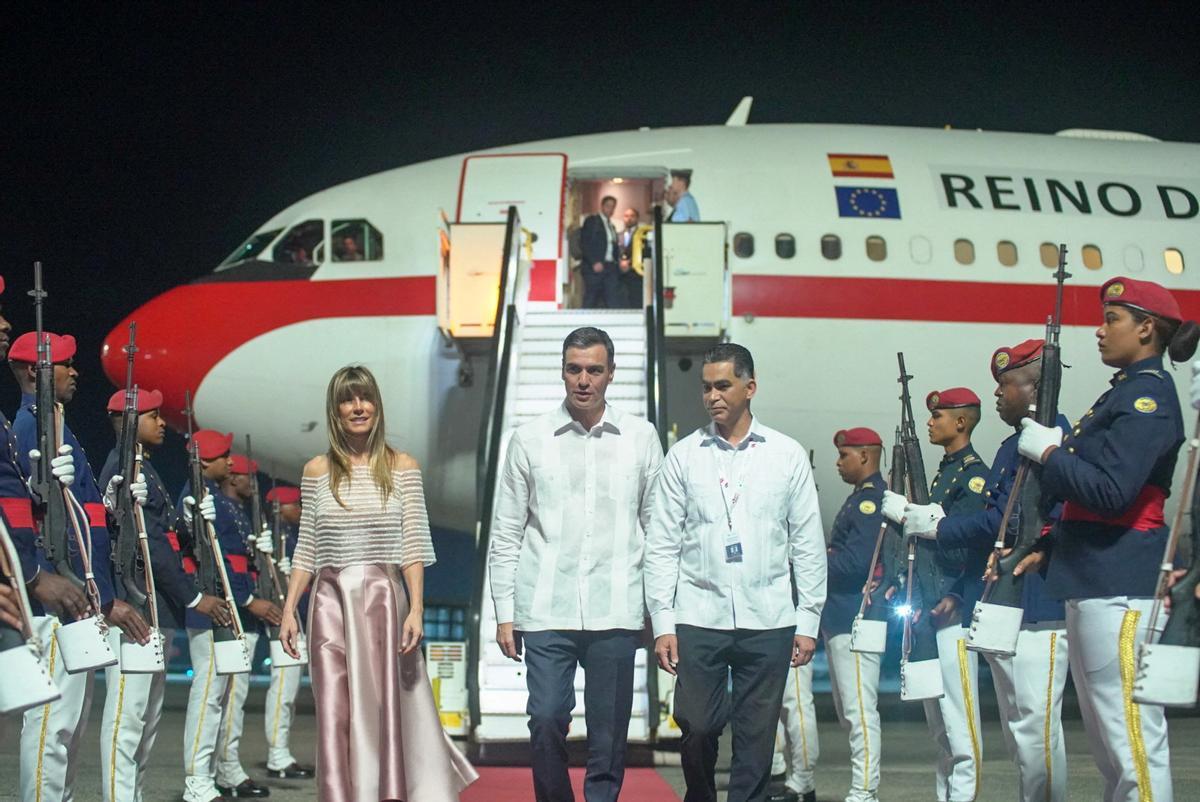 El presidente del Gobierno, Pedro Sánchez, con su mujer Begoña Gómez, a su llegada a República Dominicana para participar en la cumbre iberoamericana.