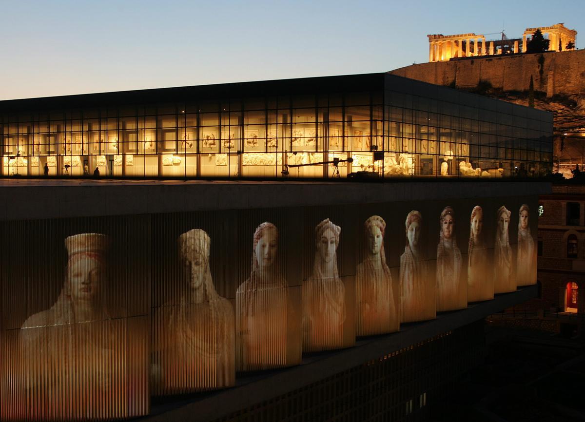 Imágen de archivo de los muros del Museo de la Acrópolis de Atenas, donde Grecia espera algún día exhibir las piezas actualmente en el British Museum de Londres. EFE/ORESTIS PANAGIOTOU