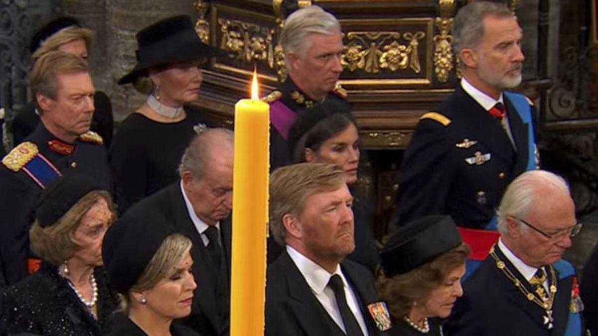 ¿Quiénes rodean a los Reyes de España en el funeral de Isabel II?