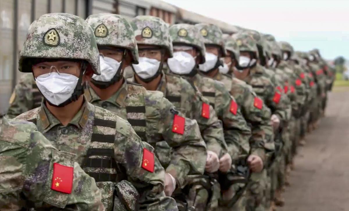 29 de agosto de 2022.- Soldados chinos marchan a su llegada al campo de entrenamiento Sergeevsky en Primorskiy Kray, en el este de Rusia. 