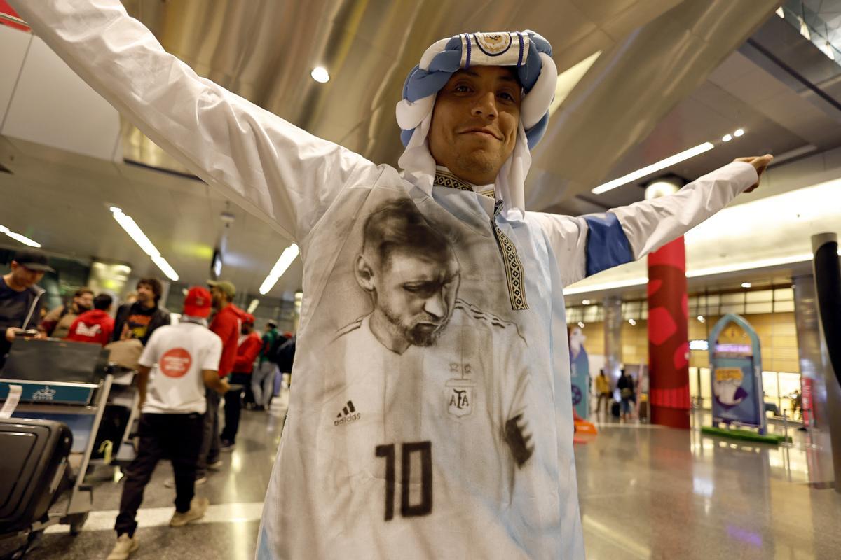 Un aficionado qatarí celebra la llegada de Messi al país. 