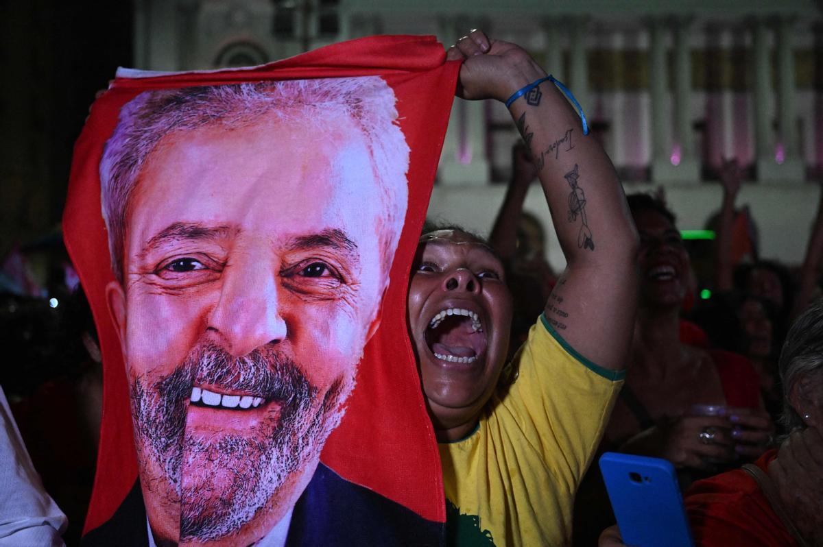 Un seguidor festeja la victoria de Lula Da Silva en segunda vuelta de las elecciones en Brasil