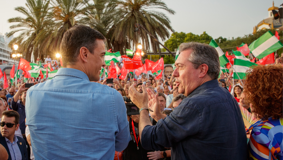 Pedro Sánchez y Juan Espadas, este viernes en el cierre de campaña del PSOE en Sevilla.