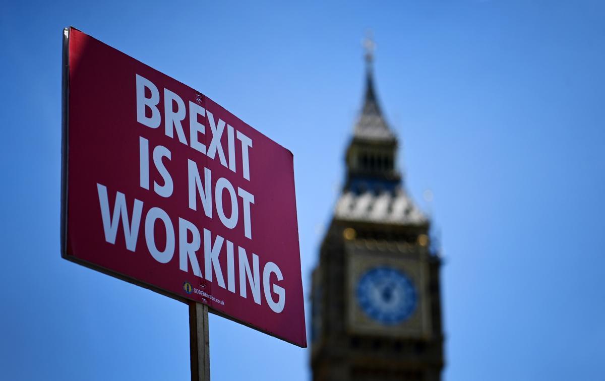 Un cartel con el lema El Brexit no está funcionando frente al Big Ben de Londres.