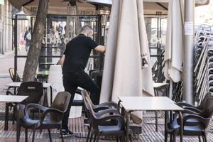 Un camarero en la terraza de su local en Madrid