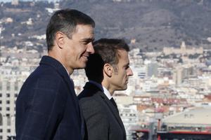 El presidente del Gobierno, Pedro Sánchez (i), y el presidente francés, Emmanuel Macron, conversan a su llegada a la Cumbre Hispanofrancesa que se celebró en Barcelona