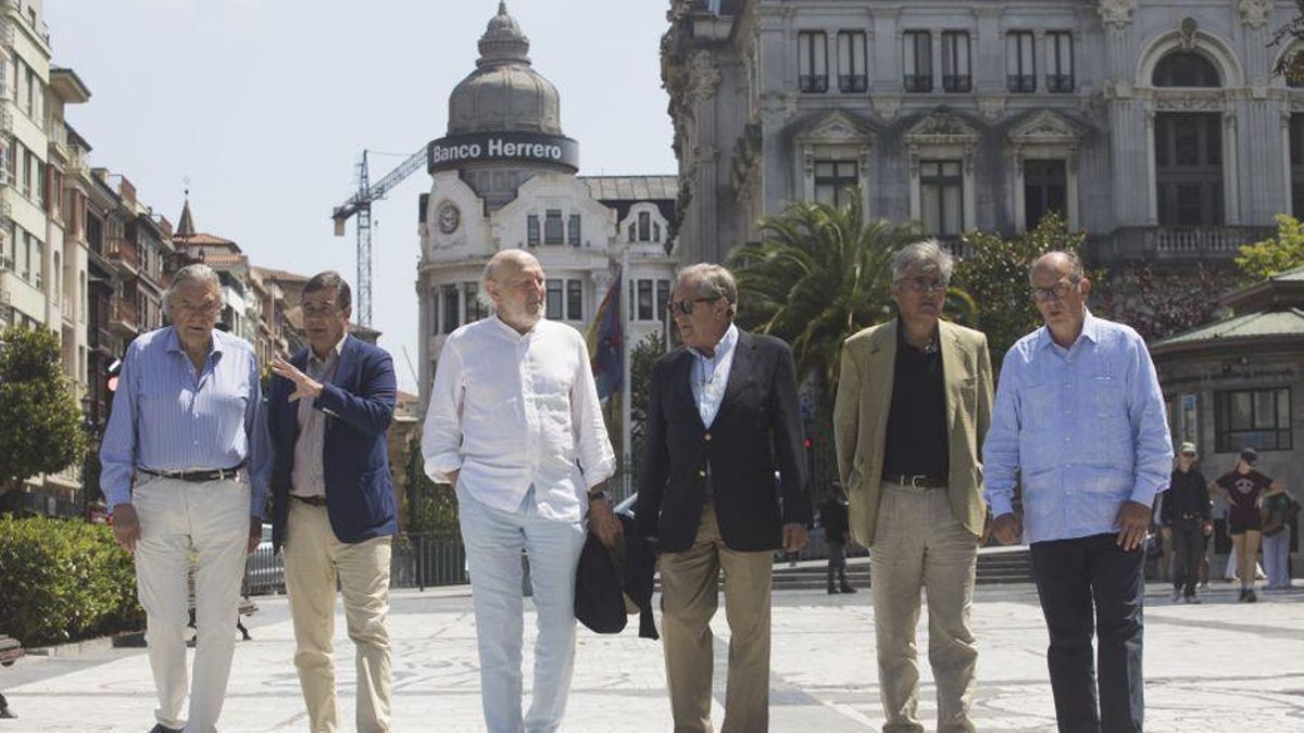 De izquierda a derecha, Javier Vallaure, José Laviña, Alberto Aza, Luis Arias, Federico Torres y Jorge Hevia, en el paseo de los Álamos de Oviedo. De izquierda a derecha, Javier Vallaure, José Laviña, Alberto Aza, Luis Arias, Federico Torres y Jorge Hevia, en el paseo de los Álamos de Oviedo.