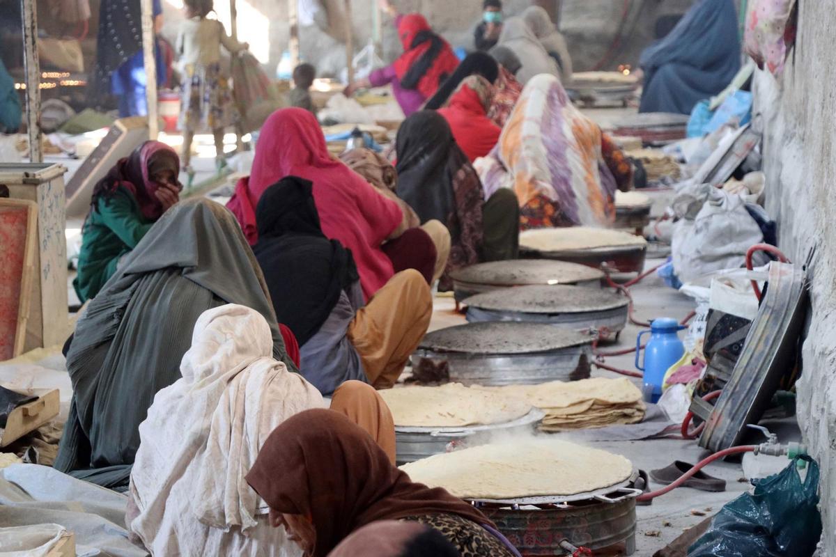 Mujeres afganas trabajan en un panadería de la ciudad de Kandahar.