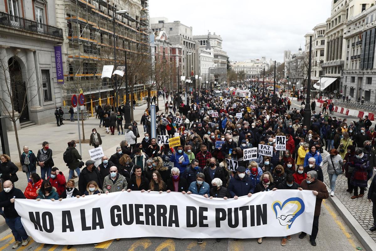 Alrededor de 800 personas se manifiestan en Madrid por la paz en Ucrania: "¡No a la guerra de Putin!"