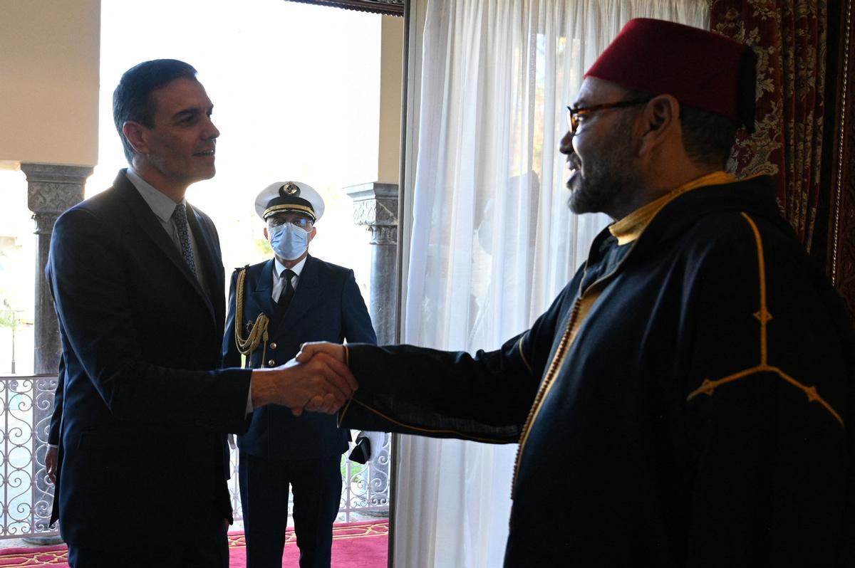 El presidente del Gobierno, Pedro Sánchez, saluda a Mohamed VI en la visita que realizó a Rabat el pasado mes de abril que supuso el comienzo oficial del deshielo tras una larga crisis diplomática. 
