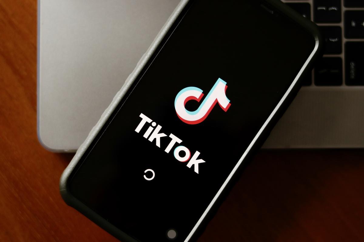 Taipei (Taiwan), 06/12/2022.- The Tiktok application logo is pictured on a smartphone in Taipei, Taiwan, 06 December 2022. On 02 December, the The US Federal Bureau of Investigation (FBI) warned about Tiktok, that it presents national security concerns in regards to the integrity of the application’s algorithm. On 05 December, a Ministry of Digital Affairs (MODA) official announced that the application have been deemed to be ’harmful product against national information security.’ EFE/EPA/RITCHIE B. TONGO