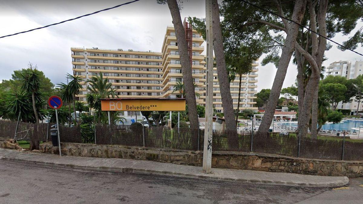 Un turista de 19 años, grave tras caer desde el cuarto piso de un hotel en Palma