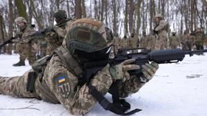 Un voluntario de las milicias ucranianas se entrena en Kiev
