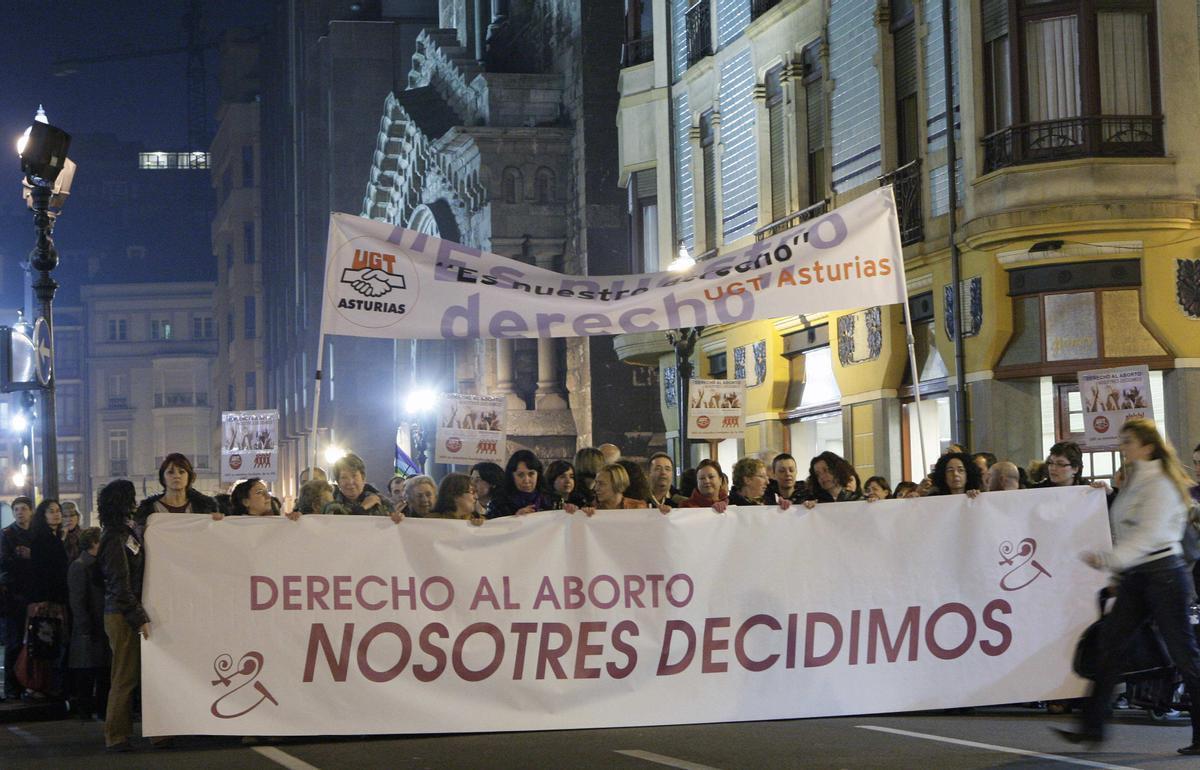 Imagen de archivo de manifestación de varios centenares de personas convocada por un total de 46 organizaciones, entre las que se encuentran asociaciones de mujeres, sindicatos y partidos políticos, además de otro tipo de agrupaciones, por las calles del centro de Gijón. EFE/Alberto Morante