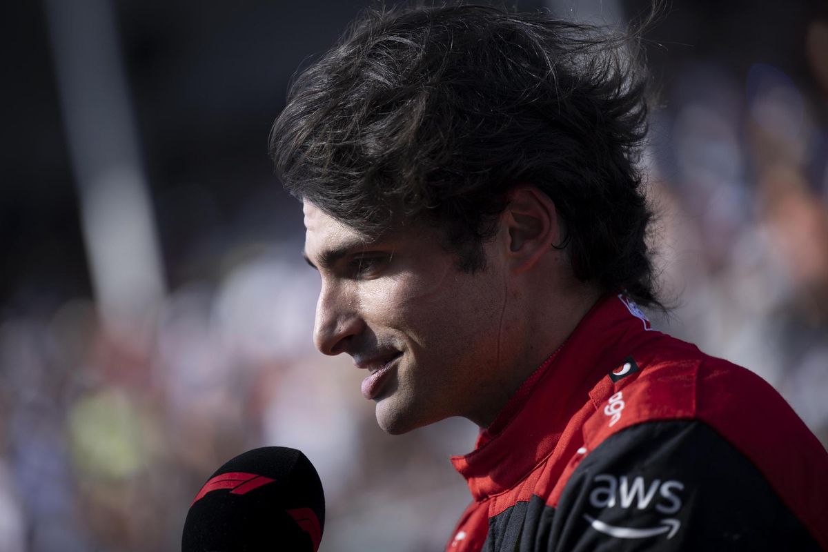 El piloto de Ferrari Carlos Sainz de España, que terminó segundo, da una entrevista después de la clasificación para el Gran Premio de Fórmula Uno de Miami en el Autódromo Internacional de Miami. EFE/EPA/BRENDAN SMIALOWSKI/Pool El piloto de Ferrari Carlos Sainz de España, que terminó segundo, da una entrevista después de la clasificación para el Gran Premio de Fórmula Uno de Miami en el Autódromo Internacional de Miami. EFE/EPA/BRENDAN SMIALOWSKI/Pool