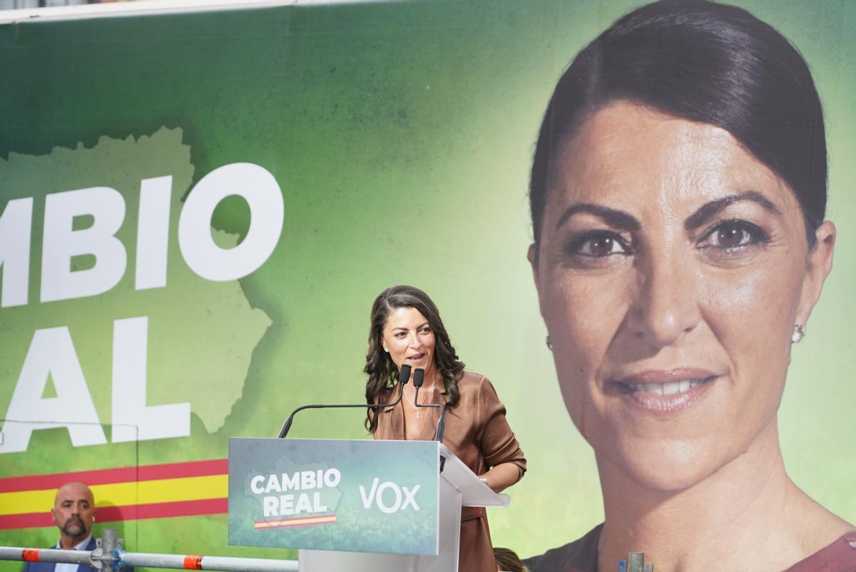 La candidata a la presidencia de la Junta de Andalucía, Macarena Olona clausura el acto de cierre de campaña del PP para los comicios autonómicos.
