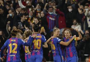 El Barcelona golea al Real Madrid y pasa a las semifinales de la Champions femenina