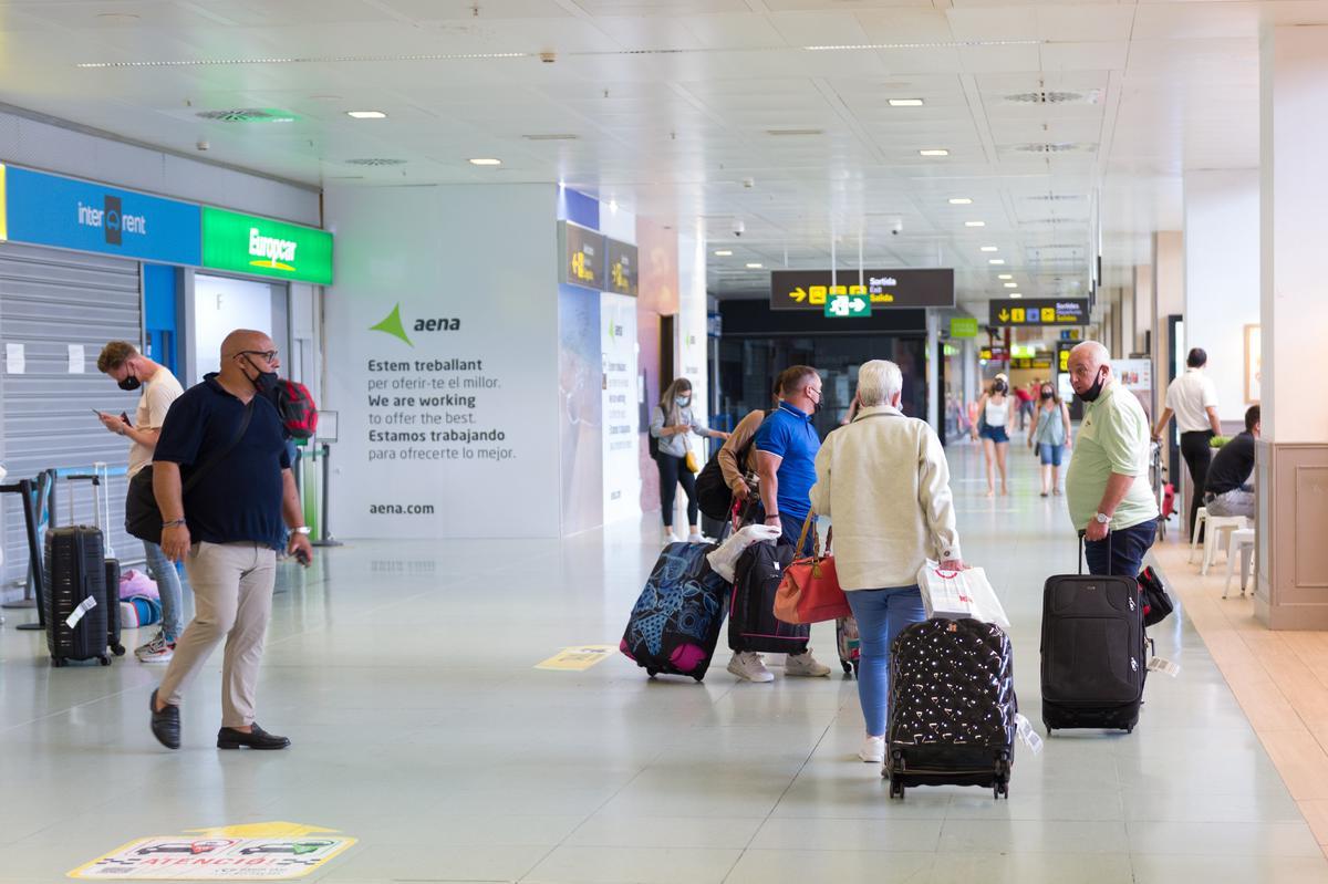 España elimina los controles sanitarios en los aeropuertos para los viajeros de todos los países