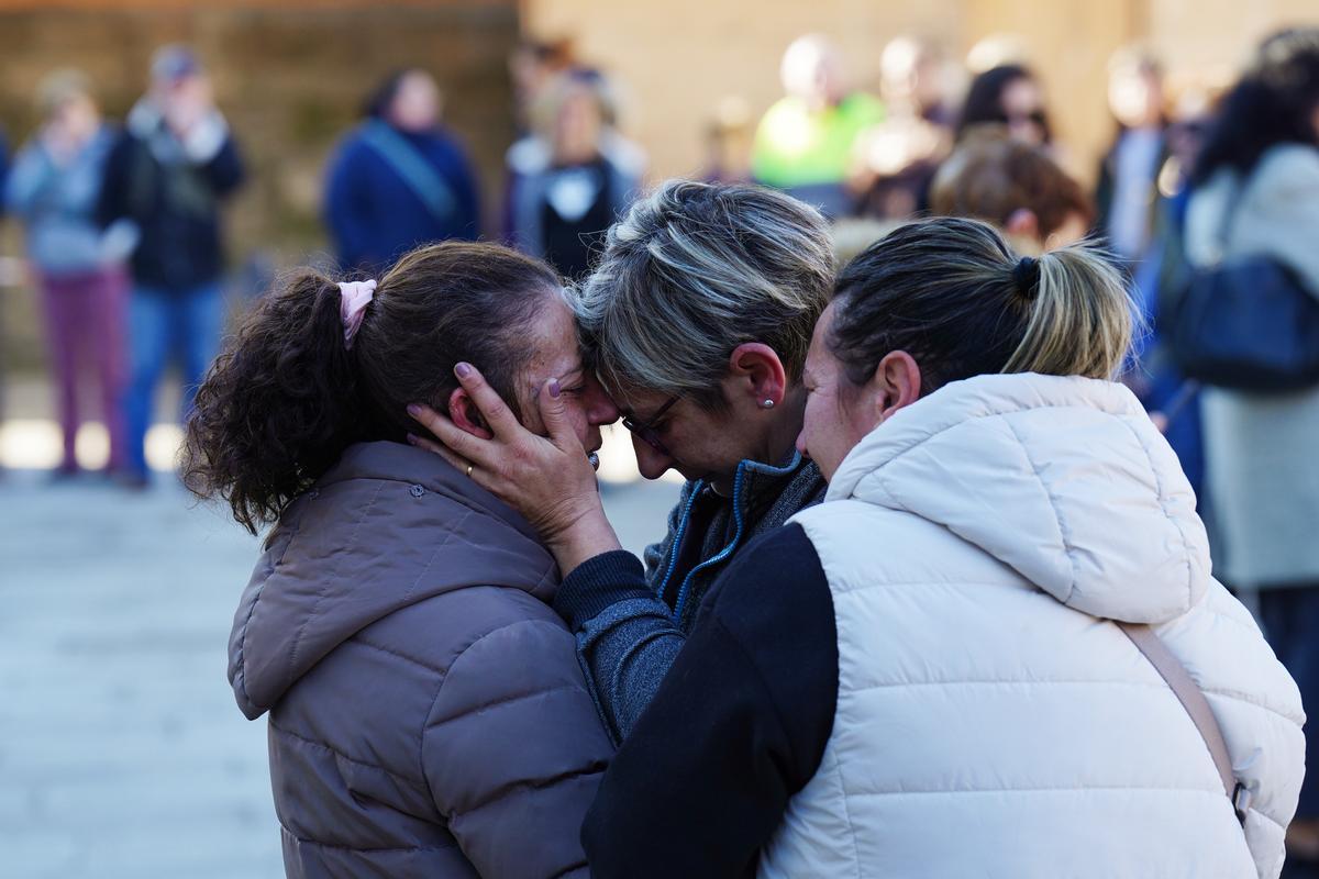 Varias vecinas consuelan a la prima de la víctima (i) durante una concentración ante el Ayuntamiento de Baiona, a 6 de febrero de 2023, en Baiona, Pontevedra, Galicia (España). 