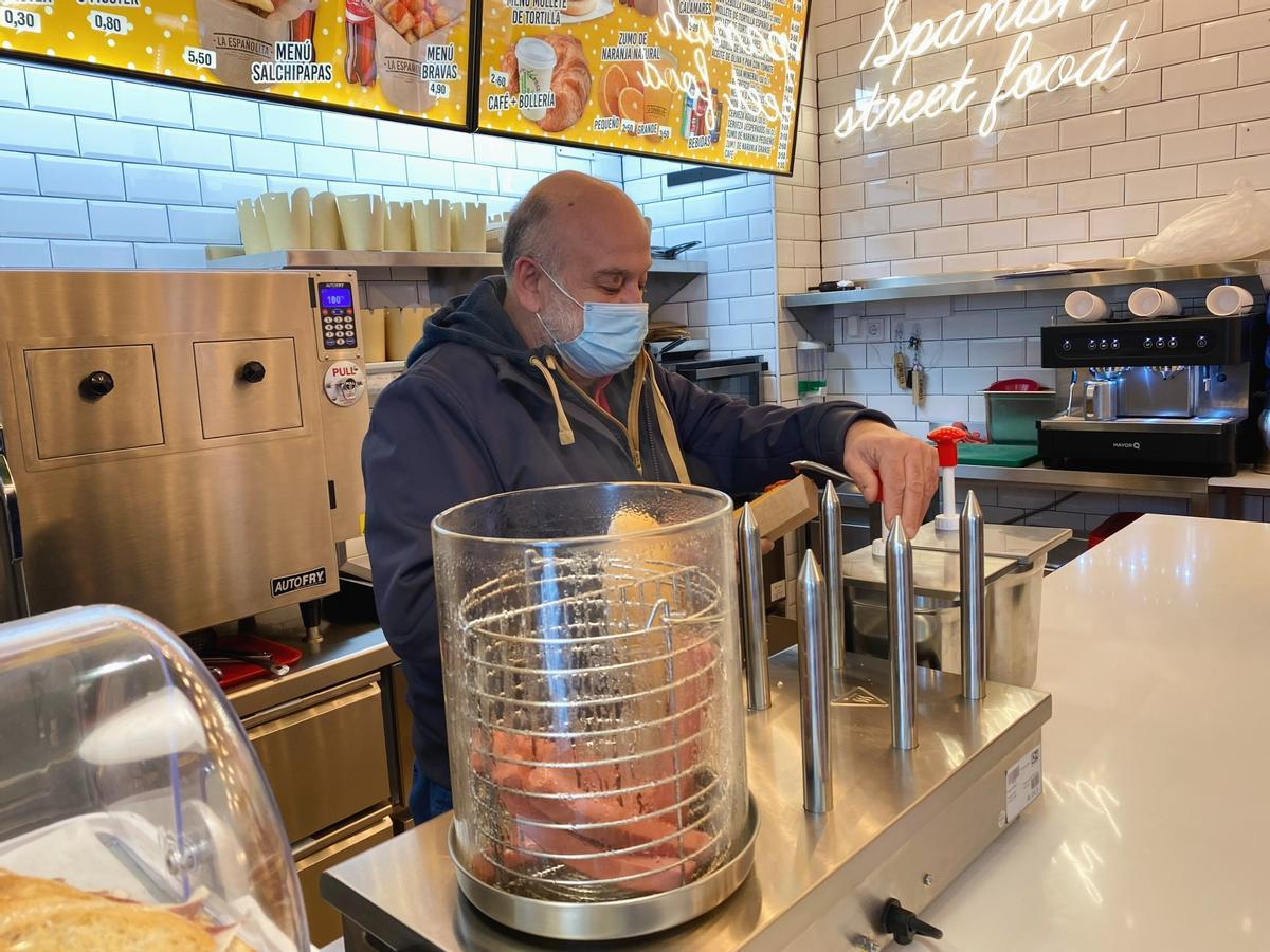 Vuelve a Gran Vía el perrito Nebraska, el más famoso de Madrid