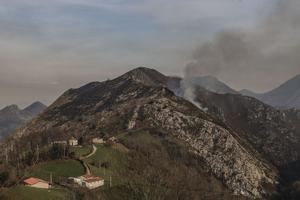 El campo asturiano reclama medidas ante la oleada de incendios: "No permiten quemas controladas y pasa lo que pasa"