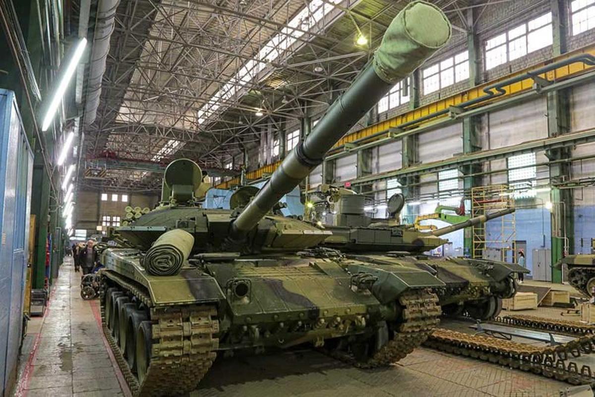 17 de mayo de 2022.- Tanque T-90M Breakthrough (Descrubrimiento) en un hangar de la empresa pública Uralvagonzavod (Rusia) poco antes de ser enviado a Ucrania