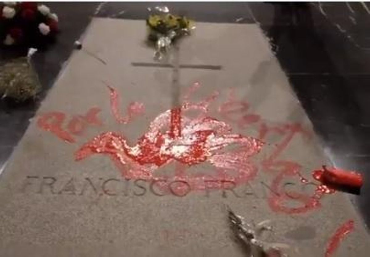 Absuelto del 'grafiti' en la tumba de Franco porque se hizo sin saber que después habría una misa Absuelto del 'grafiti' en la tumba de Franco porque se hizo sin saber que después habría una misa