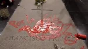 Absuelto del 'grafiti' en la tumba de Franco porque lo hizo sin saber que después habría misa