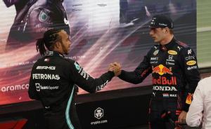 Lewis Hamilton saluda a Max Verstappen tras la carrera de Abu Dabi.