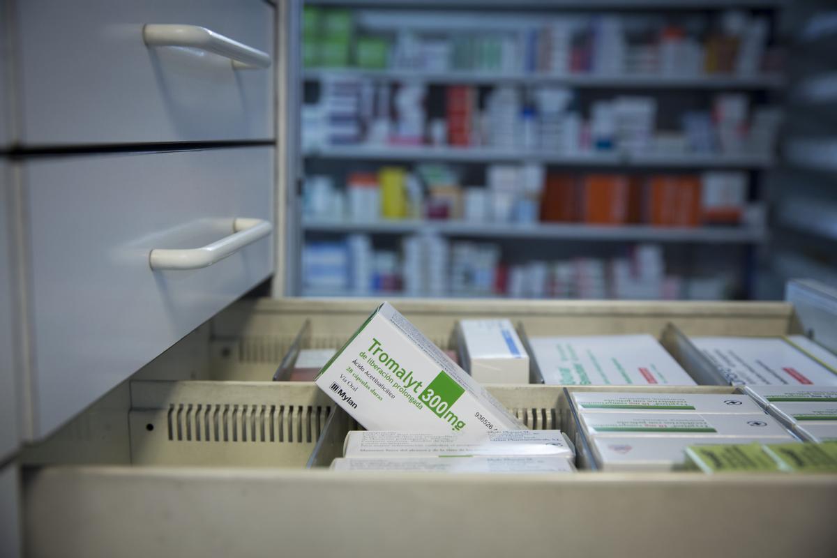 Cajón de medicamentos en una farmacia.