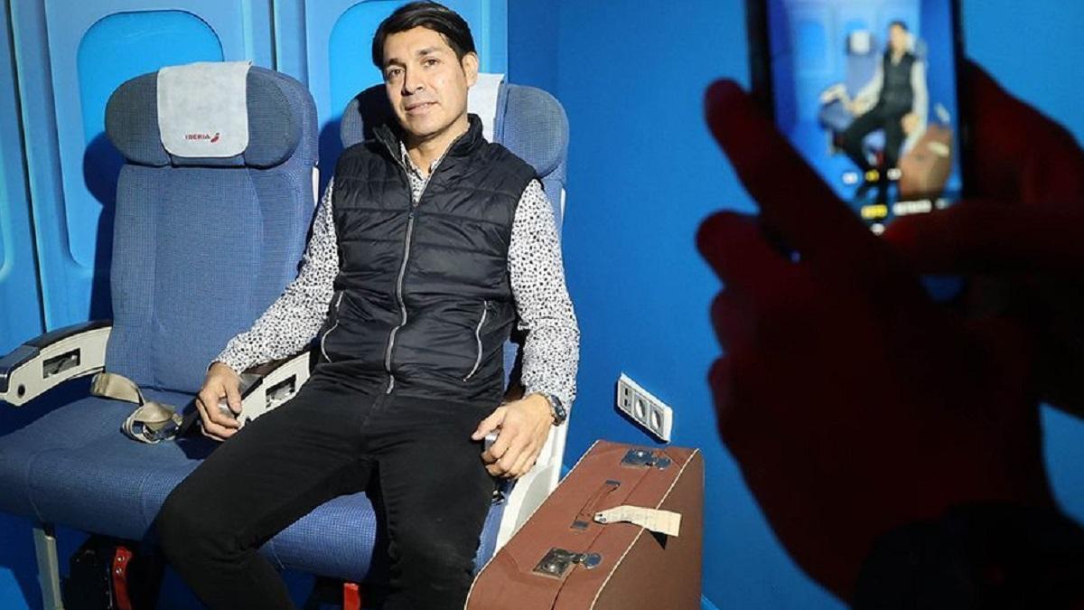 Uno de los impulsores del negocio se hace un selfi en una sala que simulando una cabina con asientos de avión.