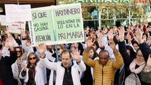 MADRID, 01/12/2022.- Convocados por el sindicato Amyts, que mantiene una huelga indefinida en los centros de salud madrileños desde hace nueve días, médicos de Familia y pediatras se concentran frente a la Asamblea de Madrid aprovechando el pleno que se celebra este jueves. EFE/ Sergio Perez