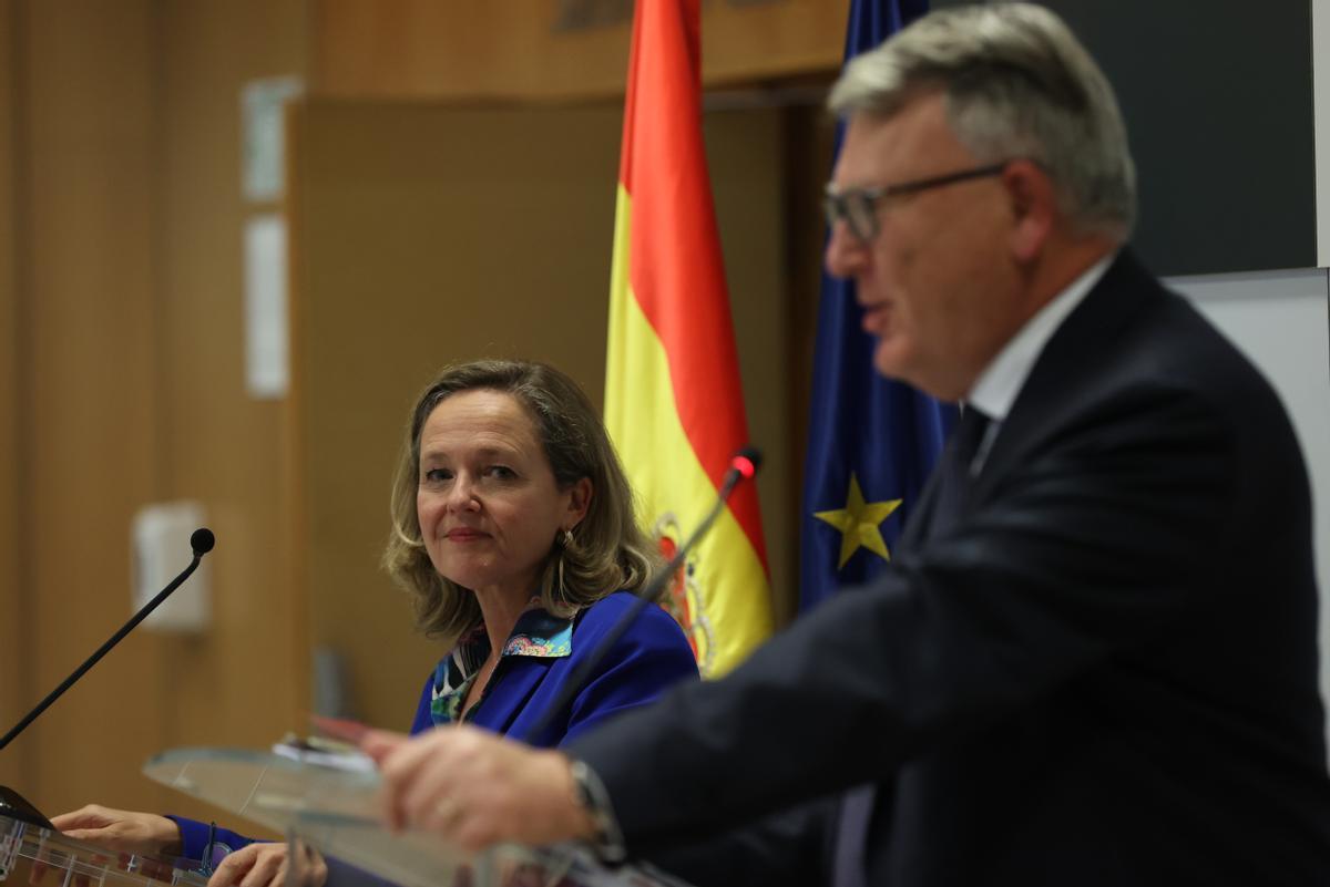 El comisario europeo de Trabajo, Nicolas Schmit, con la vicepresidenta primera del Gobierno, Nadia Calviño