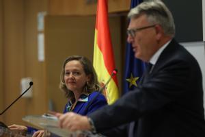 El comisario europeo de Trabajo, Nicolas Schmit, con la vicepresidenta primera del Gobierno, Nadia Calviño