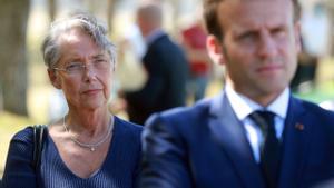 Élisabeth Borne y Emmanuel Macron en julio de 2020 durante unas jornadas estivales.