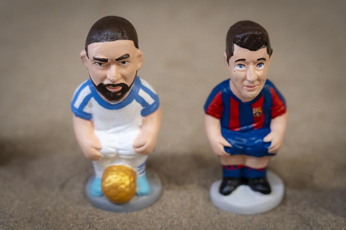 Figuras de Karim Benzema y Robert Lewandowski, delanteros de Real Madrid y Barcelona.