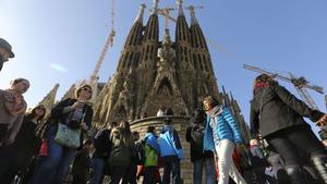 Colas y turistas frente el templo de la Sagrada Familia.