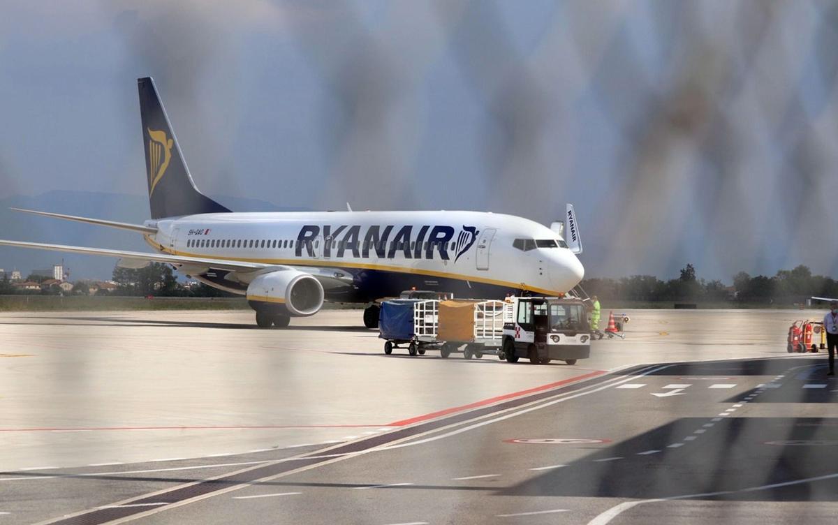 Un avión de Ryanair en el aeropuerto de Barajas.