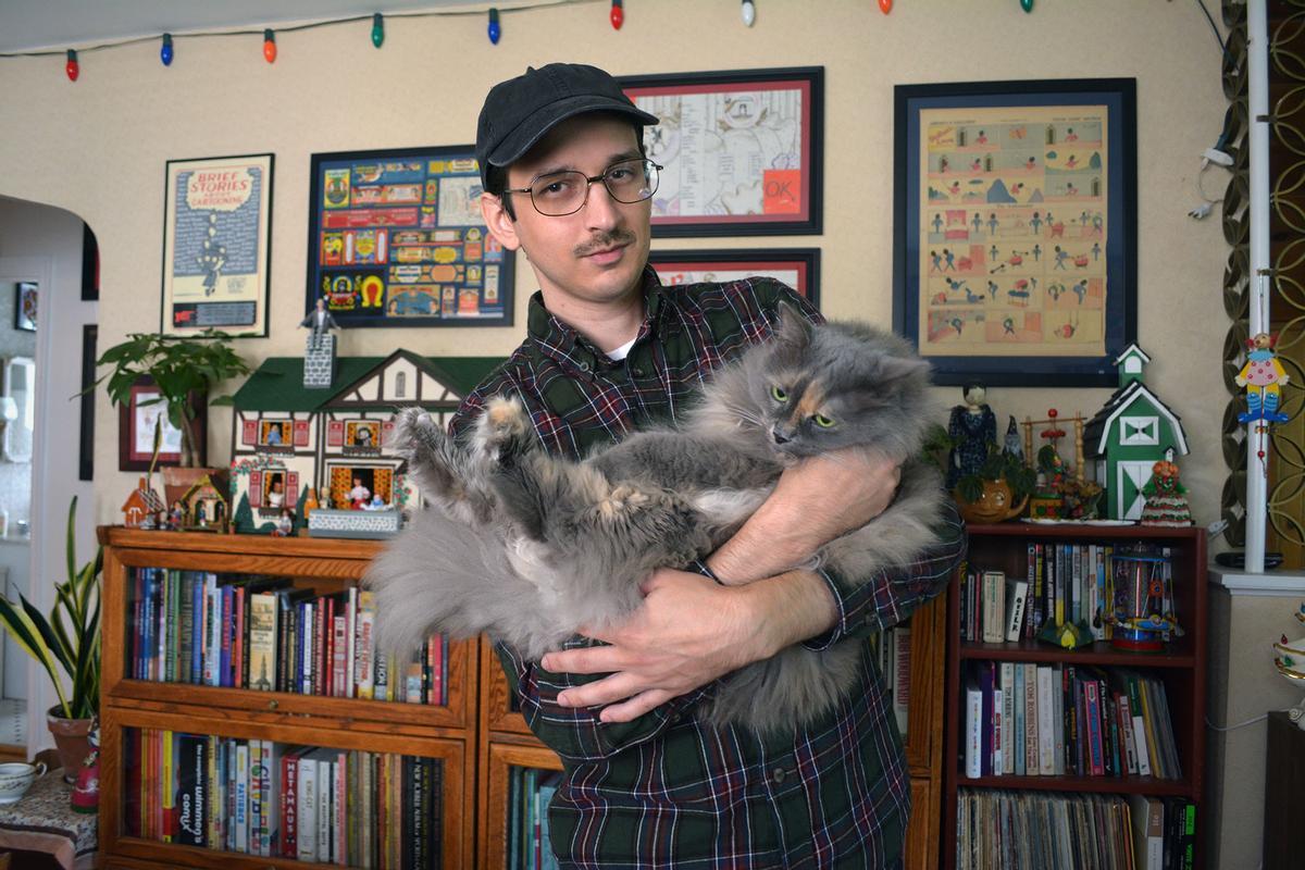Nick Drnaso, con su gata Olive en una foto de hace unos años.