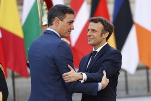 El presidente francés Emmanuel Macron (d) saluda al presidente español, Pedro Sánchez (i) a su llegada a la cumbre de los jefes de Estado y de Gobierno de la Unión Europea en su encuentro en el Palacio de Versalles (París).