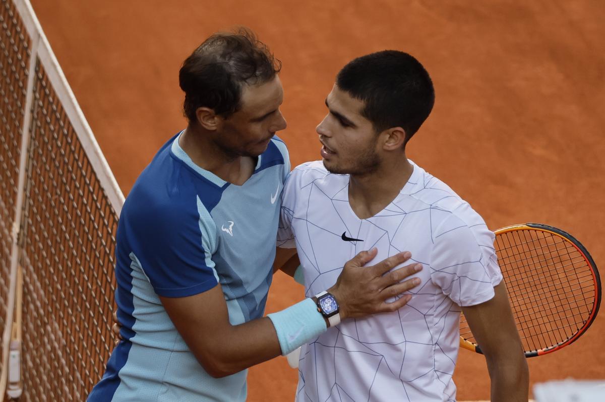 Los tenistas Rafa Nadal y Carlos Alcaraz tras el encuentro de cuartos de final del Mutua Madrid Open en Madrid.