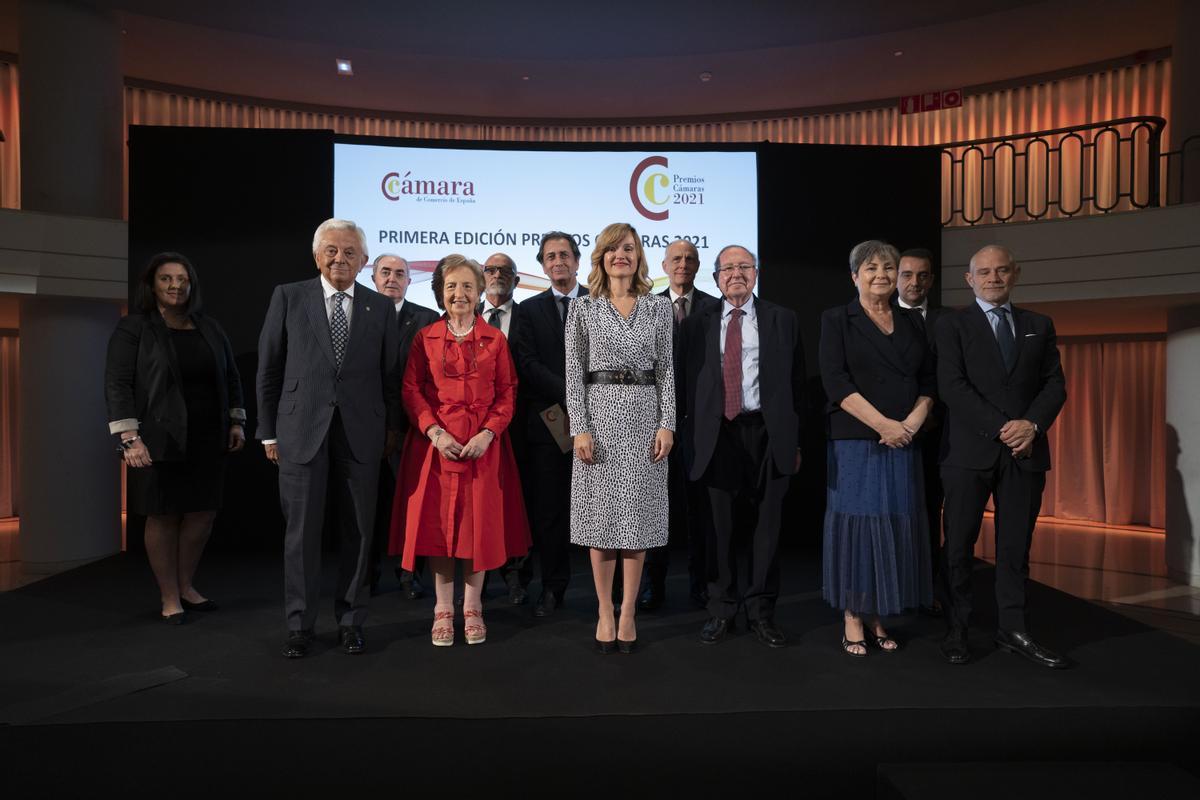 Foto de familia de los premios, con la ministra Pilar Alegría en el centro de la imagen.